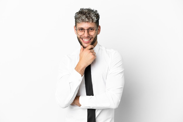 Hombre de negocios caucásico aislado sobre fondo blanco con gafas y sonriendo