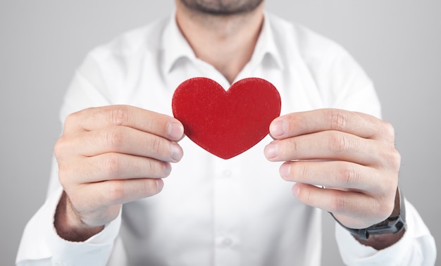 Hombre de negocios caucásico con corazón rojo.