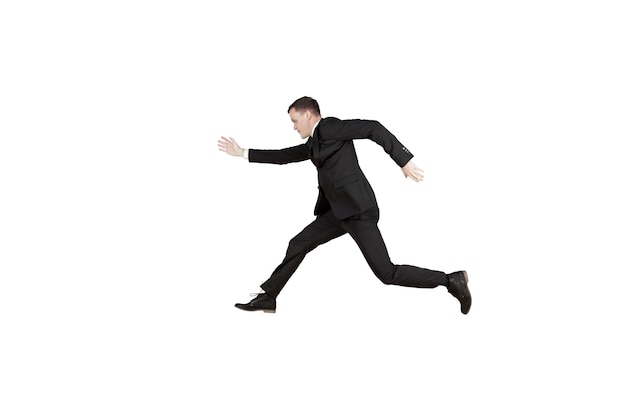 El hombre de negocios caucásico corre en el estudio.