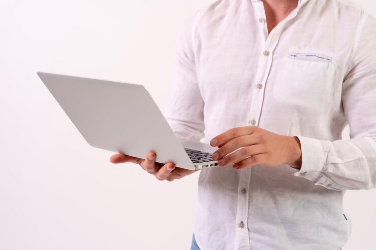 Foto hombre de negocios caucásico irreconocible con una computadora portátil que trabaja en un fondo blanco