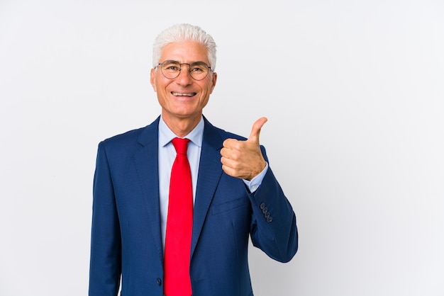 Hombre de negocios caucásico de mediana edad aislado sonriendo y levantando el pulgar hacia arriba