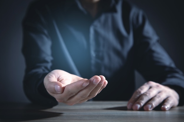 Hombre de negocios caucásico que muestra la mano vacía.