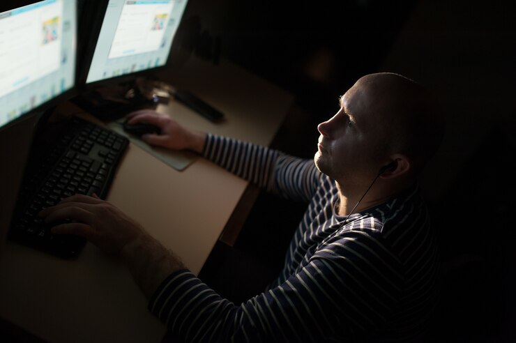 Foto hombre de negocios caucásico silueta informática en la mesa.