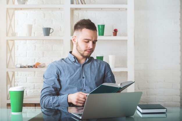 Hombre de negocios caucásico trabajando en proyecto