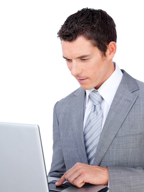 Hombre de negocios caucásico usando una computadora portátil