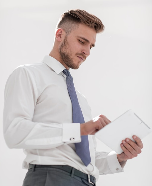 Hombre de negocios de cerca mirando la pantalla de la tableta digital y la tecnología