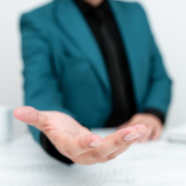 Hombre de negocios con chaqueta azul que sostiene un mensaje importante en una mano Hombre de traje que muestra una nueva idea crucial en Palm Ejecutivo que presenta información crítica actualizada