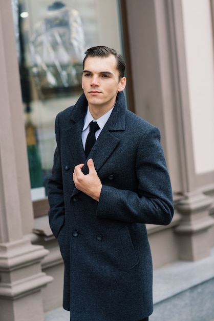 Hombre de negocios en una ciudad de otoño, moda