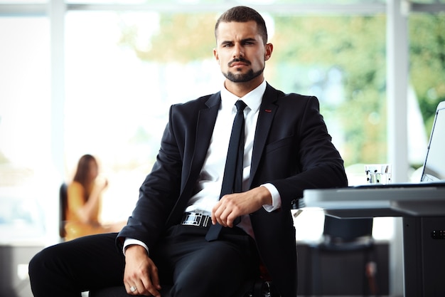 Hombre de negocios, con, colegas, en el fondo