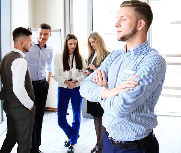 Hombre de negocios, con, colegas, en, el, plano de fondo, en, oficina