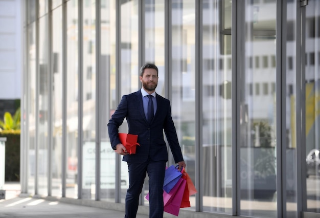 hombre de negocios, compras, en, un, centro comercial, feliz, hombre de negocios, en, traje, tenencia, paperbags, shopaholic, ma