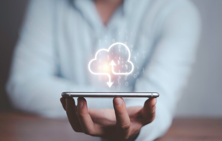 Foto hombre de negocios con computación en la nube virtual en el teléfono inteligente para transferir información de datos y cargar la aplicación de descarga. concepto de transformación tecnológica.