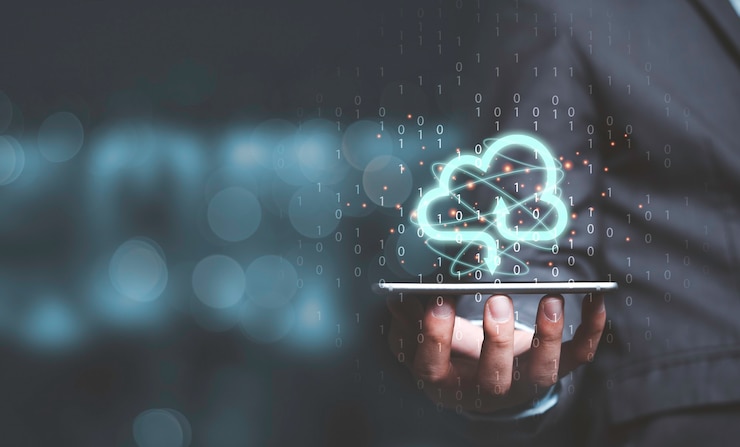 Foto hombre de negocios con computación en la nube virtual en el teléfono móvil para transferir información de datos y cargar la aplicación de descarga. concepto de transformación tecnológica.