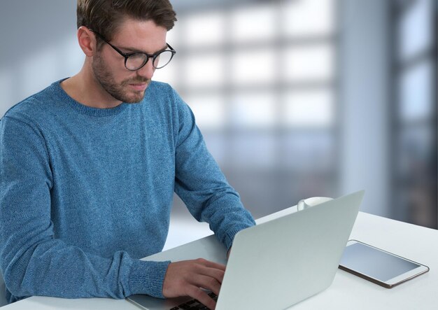 hombre de negocios, con, computador portatil, en el escritorio, con, brillante, plano de fondo
