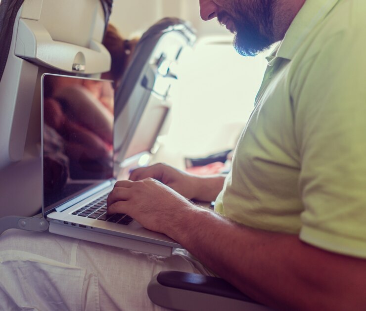 Foto hombre de negocios con computadora portátil en avión