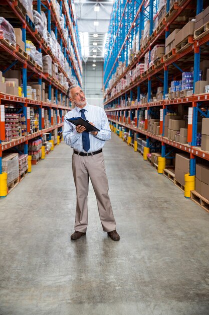 Foto hombre de negocios se concentra durante su trabajo