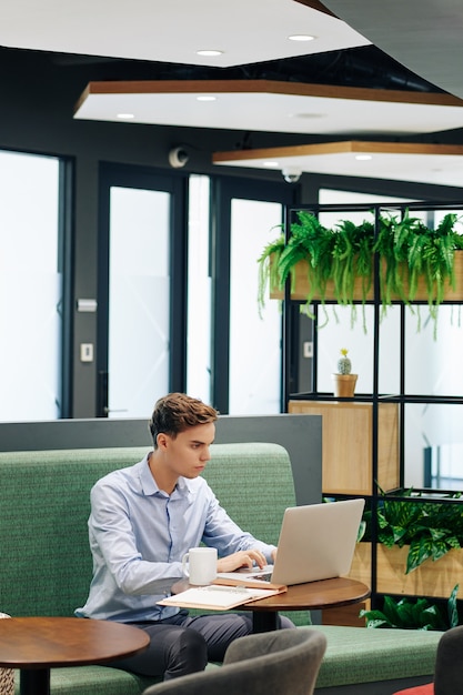 Hombre de negocios concentrado en el trabajo