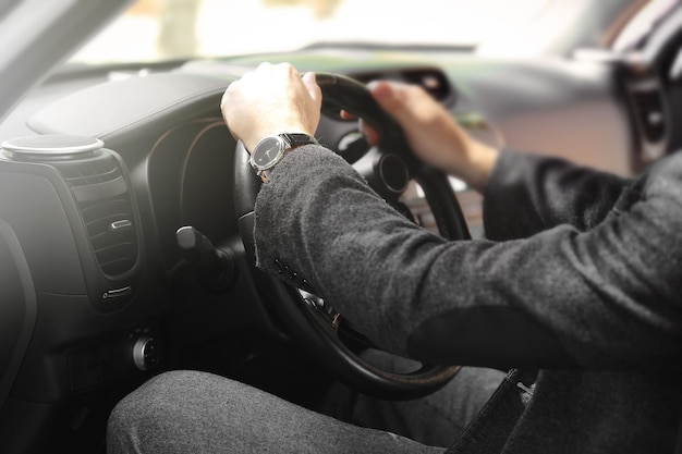 Hombre de negocios conduciendo un coche