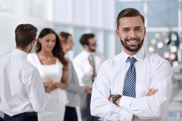 Hombre de negocios confiado en el fondo de la gente de negocios de la oficina