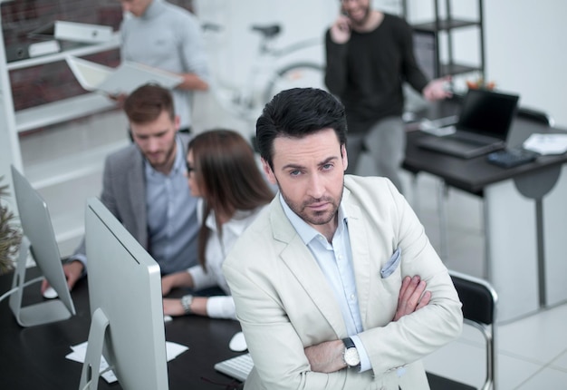 Hombre de negocios confiado en el fondo de la gente de officebusiness