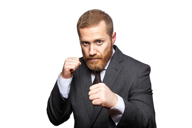 Hombre de negocios confiado listo para la lucha y el boxeo. mirando a la cámara de disparo de estudio, aislado sobre fondo blanco.