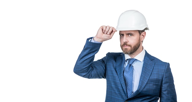 Hombre de negocios confiado en traje y casco de seguridad aislado en el espacio de copia en blanco hola