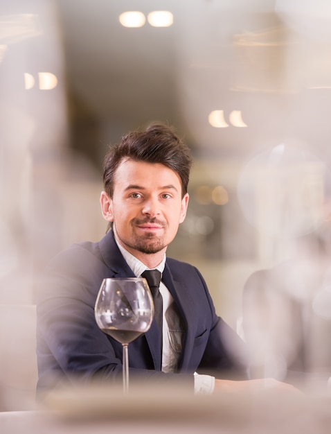 Hombre de negocios, con, un, copas de vino