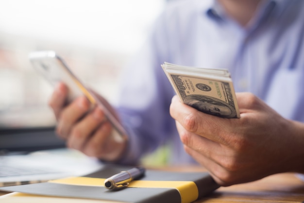 hombre de negocios dando dinero a su compañero en la oficina, concepto de negocio