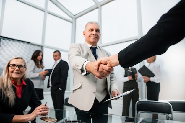 Hombre de negocios dando la mano con confianza a su socio comercial. el concepto de cooperación