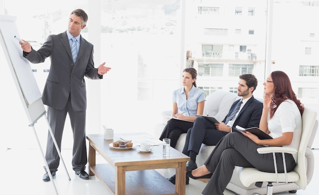 Hombre de negocios dando una presentación