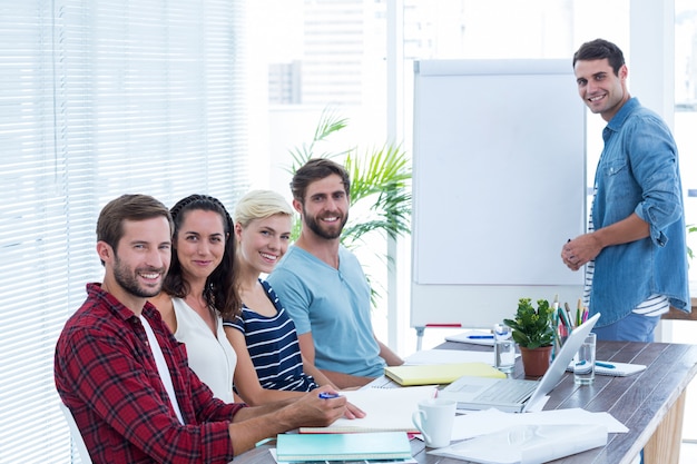 Hombre de negocios dando una presentación