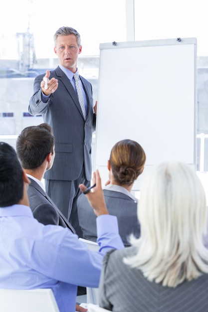 hombre de negocios dar una presentación