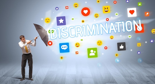 hombre de negocios defendiendo con paraguas de las redes sociales