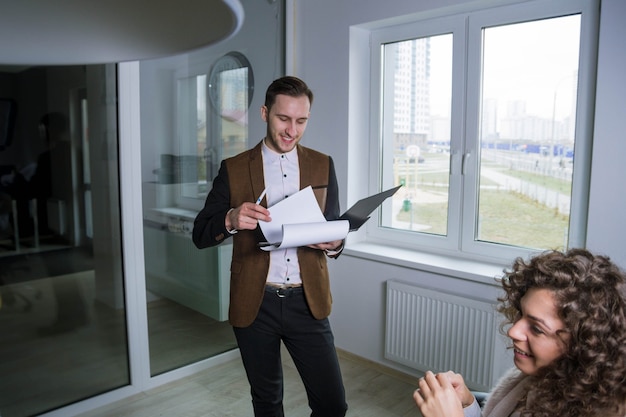 Hombre de negocios demuestra gráficos y tablas de resultados en la oficina