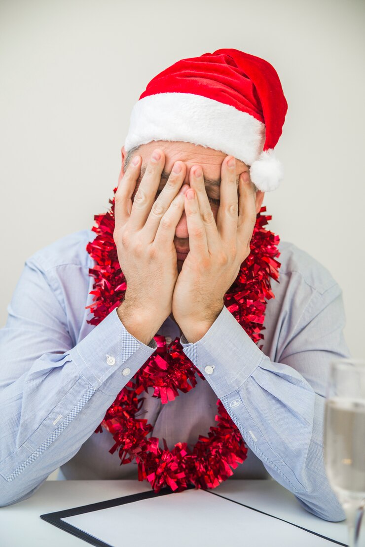 Hombre de negocios en la depresión con la mano en la frente. Hombre de negocios celebrar Feliz Navidad y Feliz Año Nuevo desgaste Santa Hat