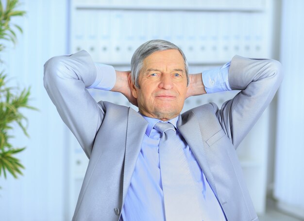 Hombre de negocios descansando para un descanso. Aislado en un fondo blanco.