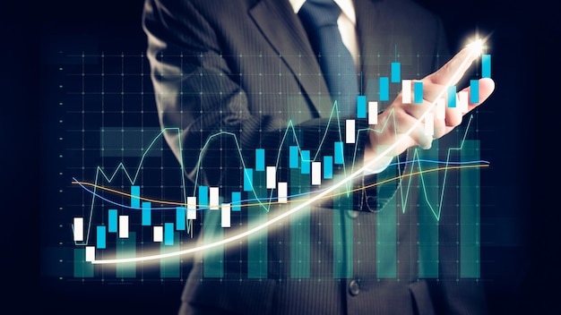 El hombre de negocios dibuja un gráfico alusivo a las finanzas que muestra el crecimiento de las ganancias comerciales