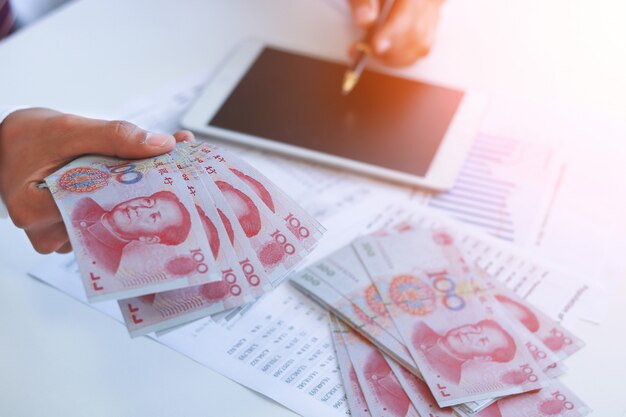 Hombre de negocios con dinero en efectivo yuan