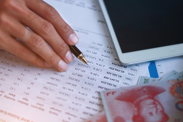 Foto hombre de negocios con dinero en efectivo yuan