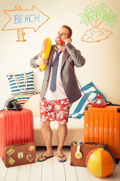 Hombre de negocios divertido listo para unas vacaciones de verano Hombre divirtiéndose en casa