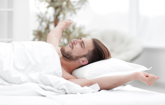 Hombre de negocios durmiendo en la cómoda habitación de hotel