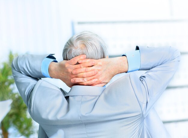 Hombre de negocios en edad, descansando para un descanso. Aislado en un fondo blanco.