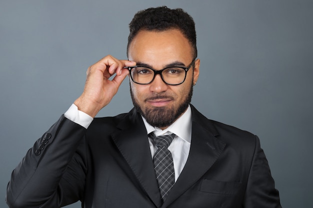 Hombre de negocios ejecutivo afroamericano alegre guapo