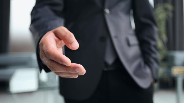 Hombre de negocios elegante que ofrece un apretón de manos en la oficina