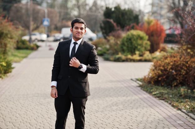 Hombre de negocios elegante del sur de Asia en traje.