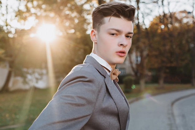 Hombre de negocios con un elegante traje con corbata. Luchando por el éxito.