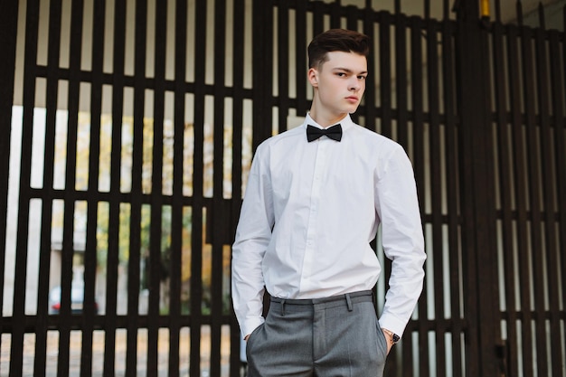 Hombre de negocios con un elegante traje con corbata. Luchando por el éxito.