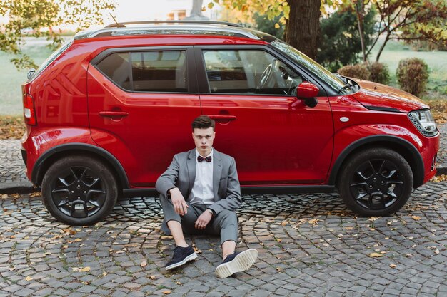 Hombre de negocios con un elegante traje con corbata. Luchando por el éxito.