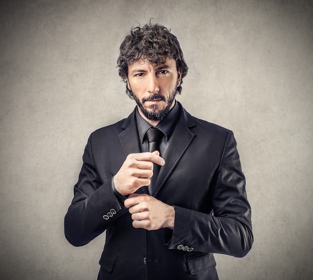 Hombre de negocios elegante en traje