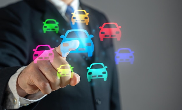 Un hombre de negocios elige un automóvil de las opciones presentadas Inversiones en automóviles Opciones de arrendamiento de automóviles